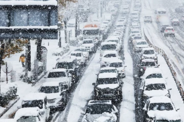 100 ஆண்டுகளின் பின் கொட்டிய பனியால் திணறும் தென்கொரியா; விமானங்கள் ரத்து!