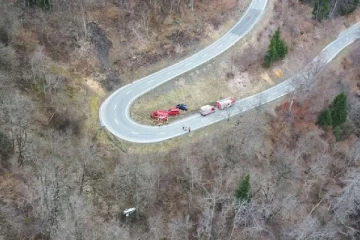 சுவிட்சர்லாந்தில் 65 அடி பள்ளத்தில் உருண்டு விழுந்த கார்: அதிர்ஷ்டவசமாக உயிர் தப்பிய பெண்கள் இருவர்