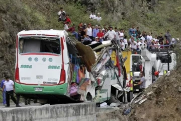 கட்டுப்பாட்டை இழந்து விபத்துக்குள்ளான பேருந்து..20 பேர் பலியான பரிதாபம்