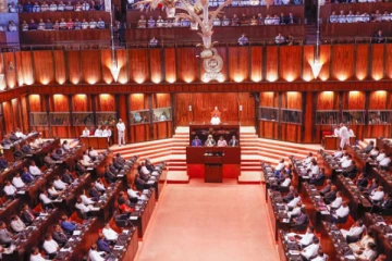 நாளை இரவு 9 மணி வரை நாடாளுமன்றத்தை நடத்த தீர்மானம்