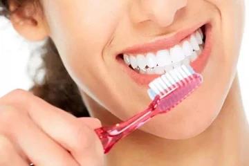 பல் துலக்கும் போது ஏற்பட்ட பரிதாபம்! அறுவை சிகிச்சை வரை சென்று அவதிப்பட்ட பெண்