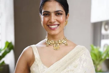 பளபளக்கும் புகைப்படம்!! இளசுகளை தன்பக்கம் ஈர்க்கும் நடிகை மாளவிகா மோகனன்..