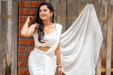 கடற்கரையில் கிளாமராக புடவை அணிந்து அய்யனார் துணை நடிகை மதுமிதா எடுத்த போட்டோ ஷுட்... செம வைரல்