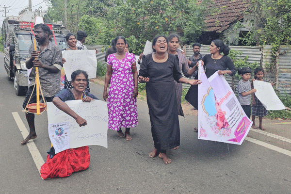 பொலிஸாரால் பலியான யாழ் இளைஞன் ; அச்சுறுத்தலுக்கு மத்தியில் சவப்​பெட்டியுடன் வீதிக்கிறங்கிய உறவுகள் | Jaffna Boy Case Relatives Roaming The Street