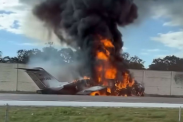 புளோரிடா நெடுஞ்சாலையில் மோதி ஜெட் விமானம் விபத்து | Jet Plane Crashes On Florida Highway