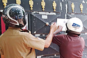 வவுனியாவில் பொது மக்களின் வீடுகளுக்கு சீல் வைக்கும் பொலிஸார்