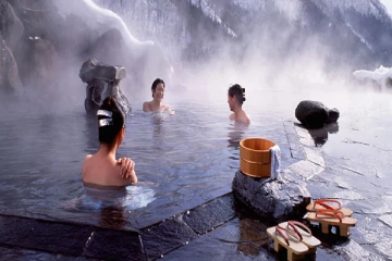 பிரபல நாடொன்றில் 10,000 பேரின் ஆபாச புகைப்படங்கள்; அதிர்ச்சியில் மக்கள்!