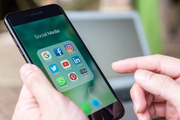 சிறார் மற்றும் இளையோர்களுக்கு சமூக ஊடகத் தடை: இந்திய அரசாங்கத்திடம் கோரிக்கை | Social Media Ban For India Teens சிறார் மற்றும் இளையோர்களுக்கு சமூக ஊடகத் தடை: இந்திய அரசாங்கத்திடம் கோரிக்கை | Social Media Ban For India Teens