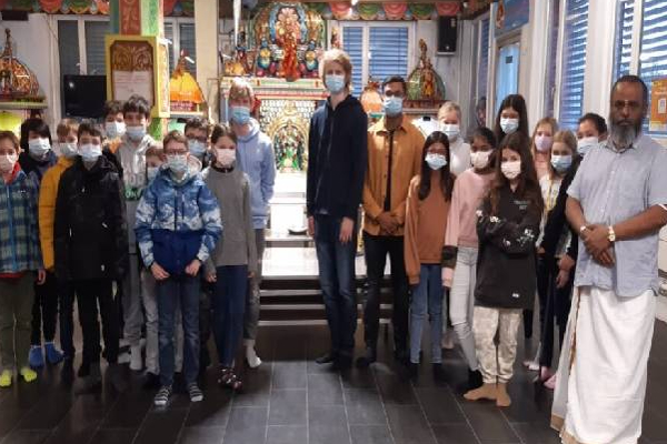 இந்து மதத்தின் சைவ சித்தாந்தங்களை அறிந்துகொள்ள வந்த வெளிநாட்டு மாணவர்கள் | Swiss Foreign Students Know Hinduism Temple