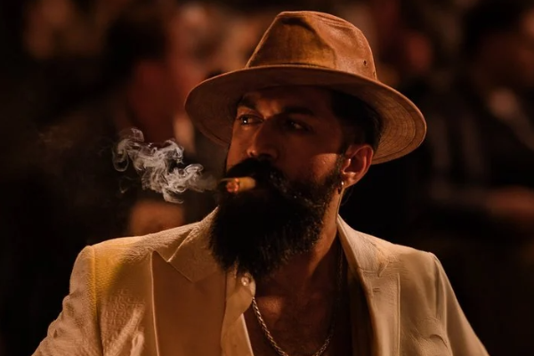 நயன்தாரா, கியாரா அத்வானியை தொடர்ந்து யாஷ் உடன் கைகோர்த்த 5-வது நடிகை.. யார் தெரியுமா? | Rukmini Vasanth Join Hands With Yash In Toxic