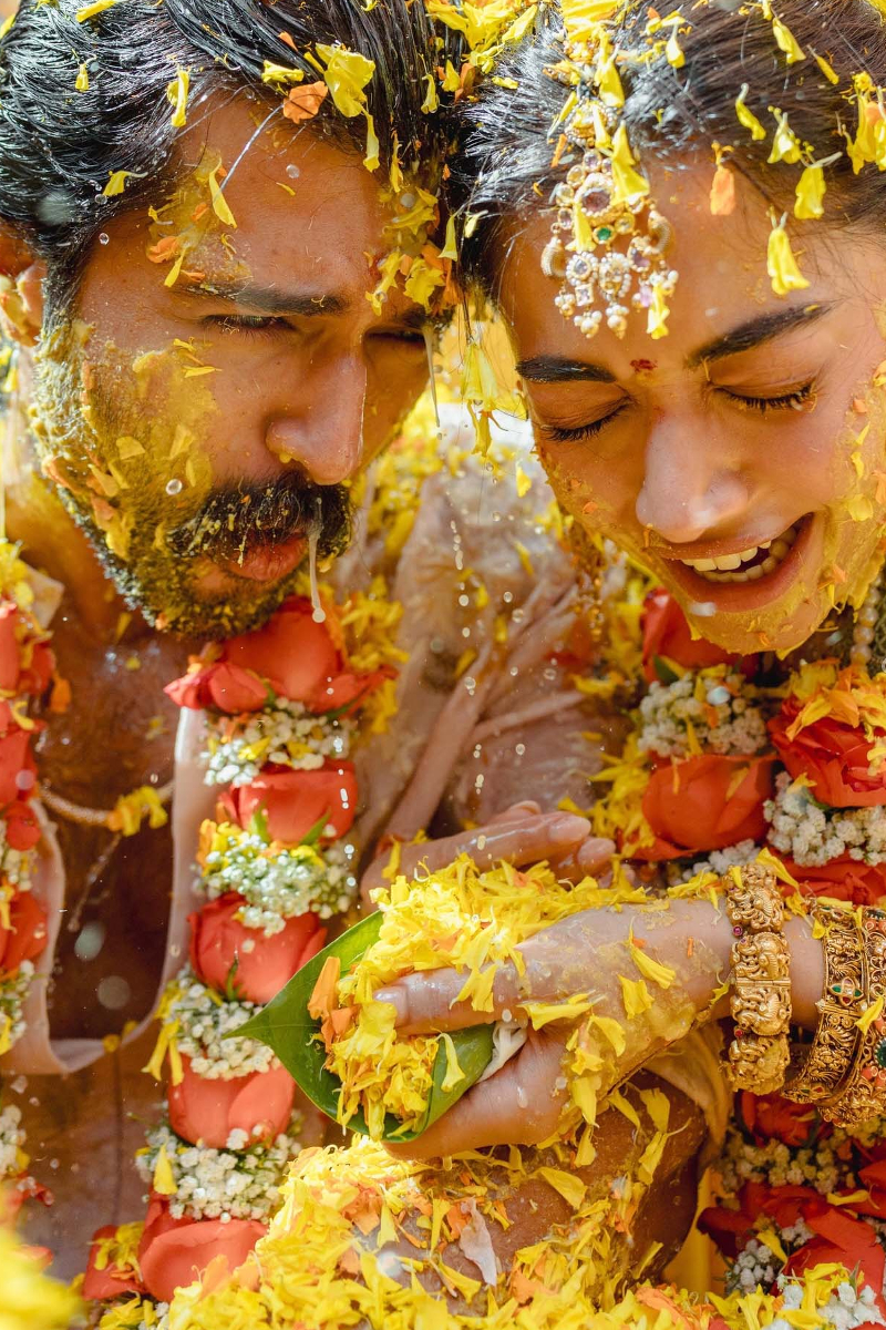 ஹல்தி நிகழ்வில் கிழிந்த ராஷ்மிகாவின் ஆடை... இப்படியொரு ரகளை நடந்ததா? | Rashmika Vijay Devarakonda Haldi Photos Viral