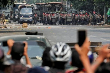 போராட்டக்கார்களை நசுக்கிய இராணுவ வாகனம்! 5 பேர் பலி: வெளியான திடுக்கிடும் வீடியோ