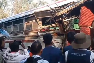 மின்னேரியாவில் பேருந்து விபத்தில் 10 பேர் படுகாயம்