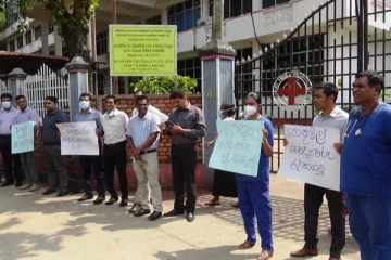 வைத்தியர்கள் அச்சுறுத்தப்படுவதற்கு எதிராக மட்டக்களப்பில் போராட்டம் (Photos)