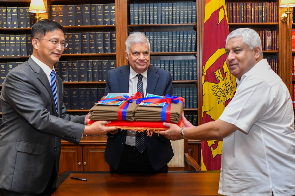 சிறிலங்கா காவல்துறையினருக்கு சீனா வழங்கிய நன்கொடை | China Helps Sri Lanka Police Clothes