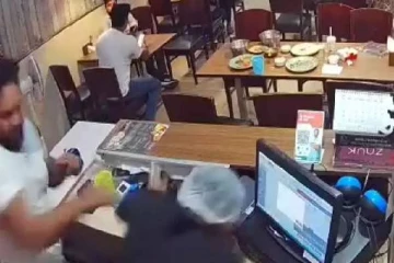 பிரியாணி வருவதில் தாமதம் : உணவக ஊழியரை கடுமையாக தாக்கிய நபர் .. வைரலாகும் வீடியோ