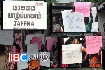 யாழில் ஆசிரியர்களின் செயற்பாடுகளுக்கு எதிராக வீதியில் இறங்கிய பெற்றோர்கள்