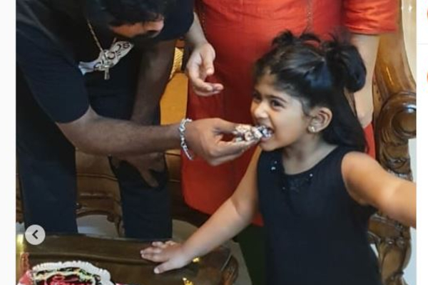 கர்ப்பமான மனைவி மற்றும் மகளுடன் பிறந்த நாள் கொண்டாடிய சாண்டி மாஸ்டர் - வைரலாகும் புகைப்படம்! | Sandy Master Birthday Celebration In House