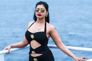 நடுக்கடலில் உச்சகட்ட ஹாட் போஸ் கொடுத்த தர்ஷா குப்தா