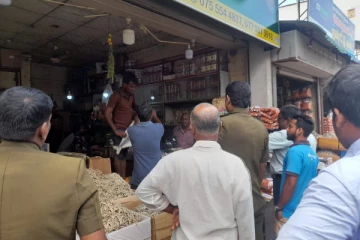 திடீர் பரிசோதனைக்கு உட்படுத்தப்பட்ட யாழ். கருவாட்டு கடைகள் (photos)