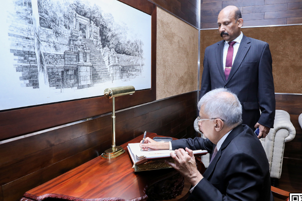 ஜனாதிபதியாக பதிவியேற்றவுடன்  ரணில் விக்கிரமசிங்க முதலில் சென்ற இடம் ! | President Ranil S Visit Security Headquarters