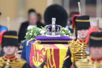 மகாராணியாரின் இறுதி நிமிடங்கள் live இல் ஒளிபரப்பு - கதறலுடன் பிரம்மாண்டமாக திரண்டு நிற்கும் மக்கள் கூட்டம்