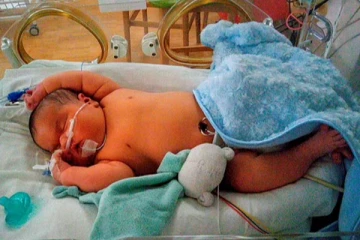 பிரித்தானியாவில் மிகப்பெரிய குழந்தையை பிரசவித்த பெண்! எடை எவ்வளவு தெரியுமா? வைரல் புகைப்படங்கள்