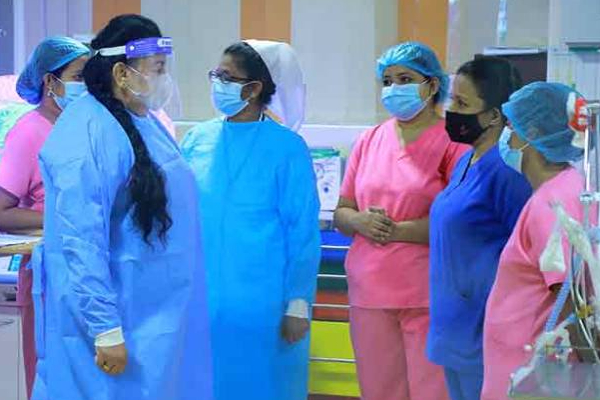 ஒரே பிரசவத்தில் பிறந்த 6 குழந்தைகள்: நேரில் சென்று பார்த்த மஹிந்த மனைவி! | Mahinda Wife Visit Six Children Born Single Day ஒரே பிரசவத்தில் பிறந்த 6 குழந்தைகள்: நேரில் சென்று பார்த்த மஹிந்த மனைவி! | Mahinda Wife Visit Six Children Born Single Day