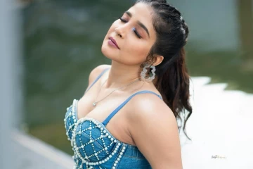 சாக்ஷி அகர்வால் படுகவர்ச்சி போட்டோஷூட்