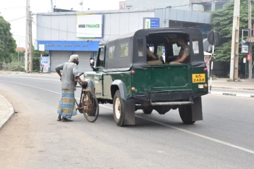 வீட்டிற்குள்ளேயே முடங்கிய மக்கள் - பாதுகாப்பு கடமையில் இராணுவம் மற்றும் பொலிஸ்