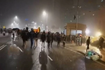 கொட்டும் மழையில் விண்ணதிரும் கோஷங்களுடன் கொழும்பு காலிமுகத்திடலில் தொடரும் போராட்டம் (VIDEO)