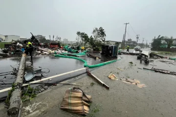 தைவானை புரட்டிப்போட்ட போடூல் புயல்; 400 விமானங்கள் ரத்து