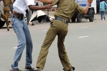 யாழில் நடுவீதியில் மதுபோதையில் பொதுமகனை தாக்கிய பொலிஸ் அதிகாரி!