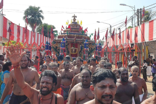 நாளை நல்லூர் கந்தனின் பெருந்திருவிழா; கோலாகலமாக எடுத்துவரப்பட்ட கொடிச்சீலை | Nallur Kandaswamy Kovil Festival In Jaffna 2025