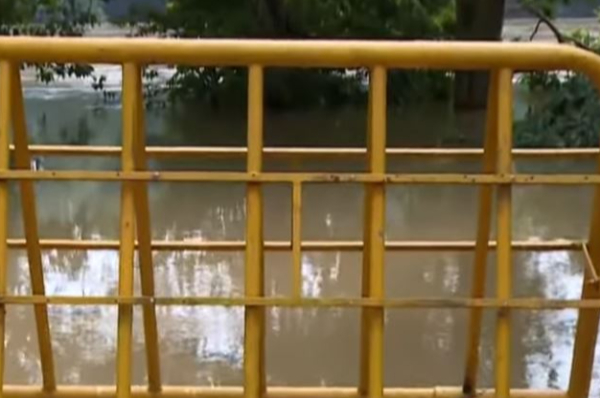 களனி ஆற்றின் வெள்ள அணையில் நீர் கசிவு - பொதுமக்களுக்கு முக்கிய அறிவுறுத்தல் | Flood Dam Located Next To The Kelani Temple