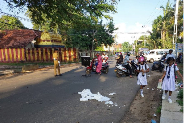 யாழ் பிரபல பாடசாலை முன்னால் நடக்கும் மோசமான செயல் | Mysterious Person In Front Of Jaffna School