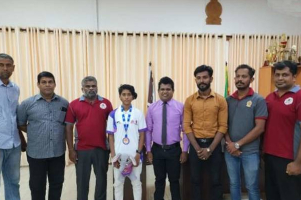 வவுனியாவிற்கு பெருமை சேர்ந்த மாணவியை பாராட்டிய அரசாங்க அதிபர்! | President Praised The Proud Student Of Vavuniya