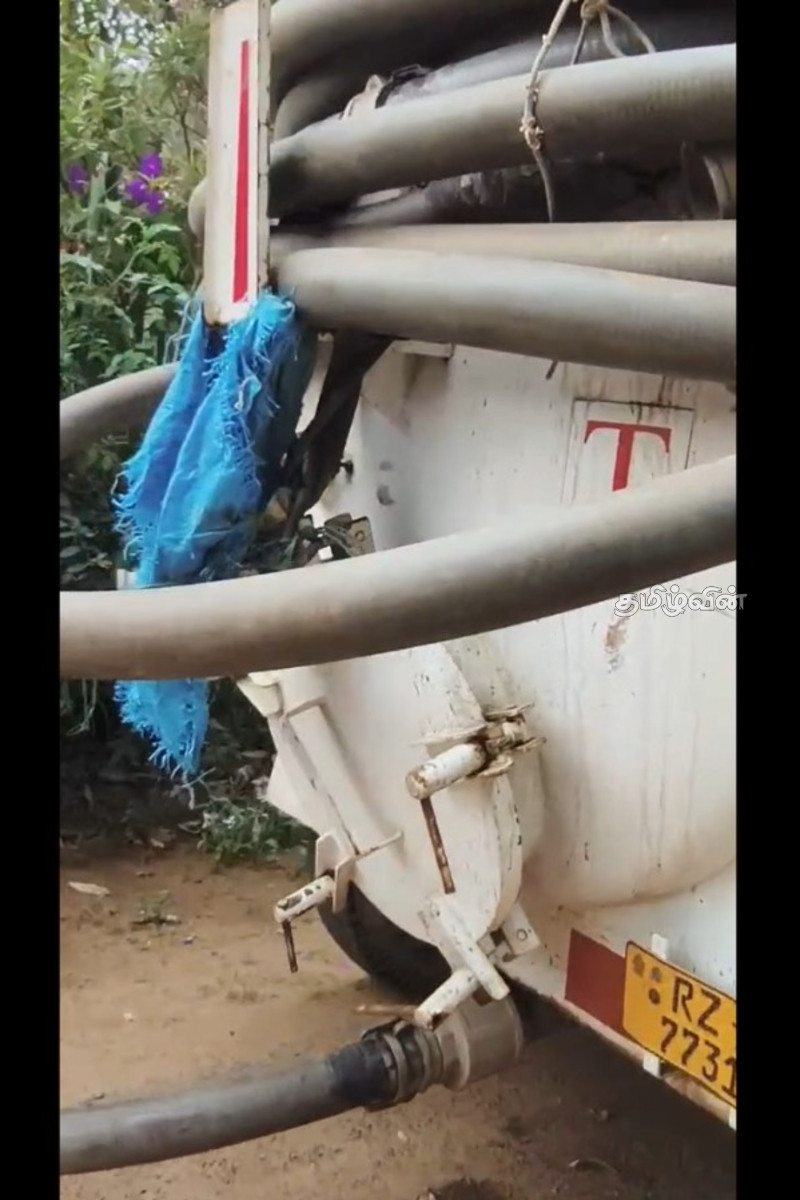கழிப்பறைக் கழிவுகளை டிக்கோயா ஆற்றில் கொட்டிய சந்தேகநபர்கள் கைது | Toilet Waste Collected In A Gully Bowler