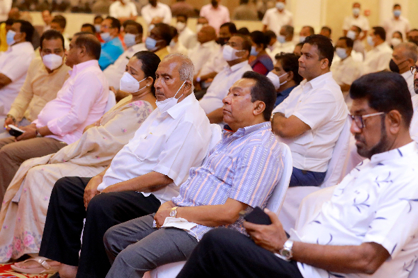நாட்டை காப்பாற்ற  மகிந்த ராஜபக்ச தொடர்ந்தும் பிரதமராக கடமையாற்றுவது அத்தியாவசியமானது : மாகாண சபை உறுப்பினர்கள் | Mahinda Rajapaksa Save The Country