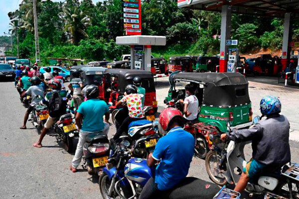 எரிபொருள் வரிசையில்  கடற்படை அதிகாரியின் அட்டுழியம்! | The Fate Of The Naval Officer In The Fuel Line