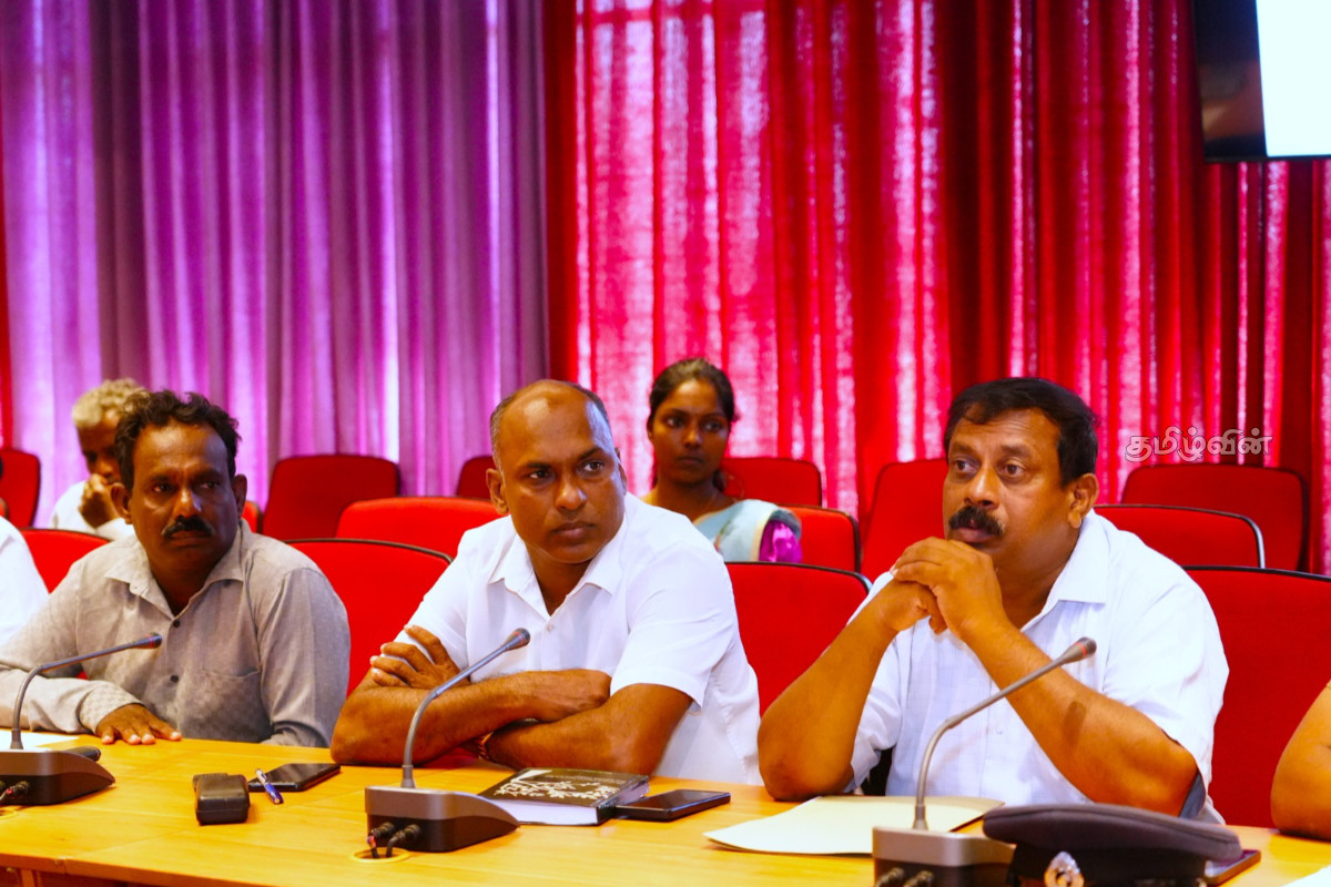கிளிநொச்சியில் ஏற்கனவே சேகரிக்கப்பட்டுள்ள மணலை உரிய அனுமதிகளுடன் மக்களுக்கு விநியோகிக்க நடவடிக்கை | Steps Distribute Sand Public With Proper Permits கிளிநொச்சியில் ஏற்கனவே சேகரிக்கப்பட்டுள்ள மணலை உரிய அனுமதிகளுடன் மக்களுக்கு விநியோகிக்க நடவடிக்கை | Steps Distribute Sand Public With Proper Permits