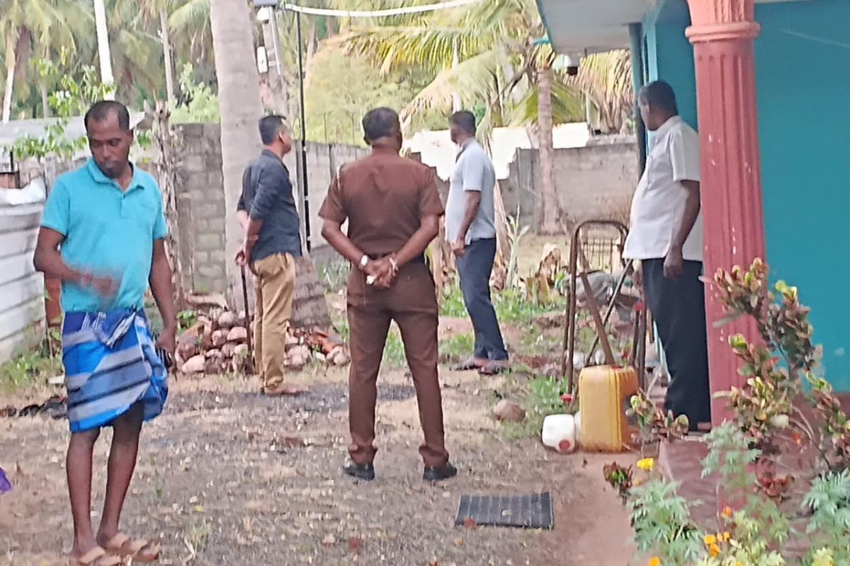 தமிழர் பகுதியில் பாடசாலை சென்று வீடு திரும்பிய ஆசிரியைக்கு காத்திருந்த பேரிடி ; பட்டப்பகலில் பரபரப்பை கிளப்பிய சம்பவம் | Tragedy Awaits Teacher Returning Home From School தமிழர் பகுதியில் பாடசாலை சென்று வீடு திரும்பிய ஆசிரியைக்கு காத்திருந்த பேரிடி ; பட்டப்பகலில் பரபரப்பை கிளப்பிய சம்பவம் | Tragedy Awaits Teacher Returning Home From School