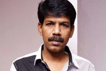 என்ன இயக்குநர் பாலா இப்படி இறங்கிட்டாறே...ஹீரோயின்களை இப்படி போசிக்கிறாரே..!