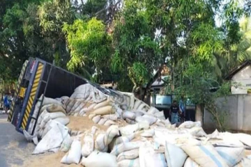 உமி மூட்டைகளை ஏற்றி சென்ற லொறியொன்று தடம்பிரண்டு விபத்து! சாரதி படுகாயம் (Photos)