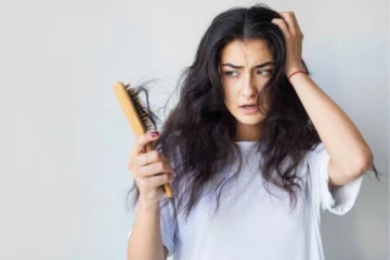 மூன்றே வாரத்தில் முடி உதிர்வை நிறுத்த உதவும் எளிய வீட்டு வைத்தியம்