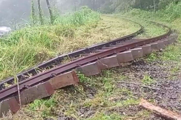 மலையகத்தில் சீரற்ற காலநிலை காரணமாக கடும் பாதிப்பு: நாவலப்பிட்டியில் மூன்று மாத குழந்தை உள்ளிட்ட மூவர் பலி! | Unsettled Weather In The Mountains