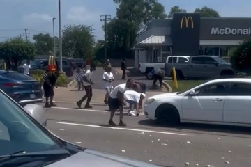 வானத்திலிருந்து பொழிந்த டொலர் மழை ; அள்ளிச் சென்ற மக்கள்!