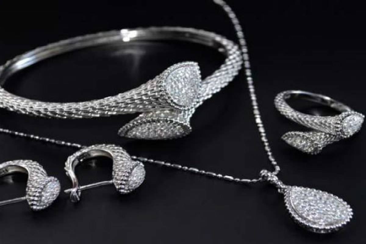 தங்கம் விலை அதிரடி சரிவு - நகை பிரியர்கள் மகிழ்ச்சி! | September 15Th Gold And Silver Price In Chennai