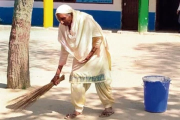 மகன் எம்.எல்.ஏ., தாய் அரசு பள்ளியில் துப்புரவு பணியாளர்! பஞ்சாபில் ஆச்சரிய சம்பவம்