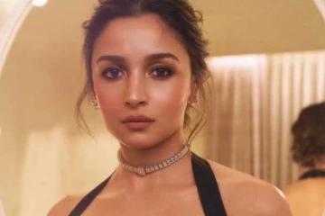 குழந்தை பெற்றும் குறையாத கிளாமர்!! நடிகை ஆலியா பட்டின் புகைப்படங்கள்..